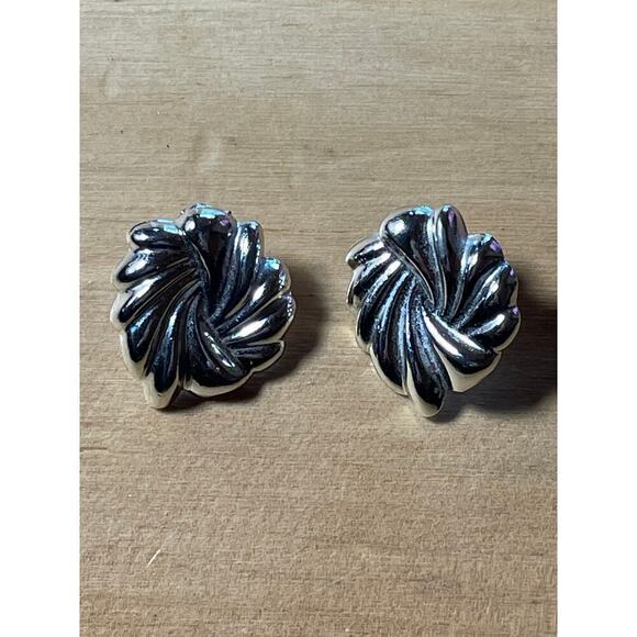Pair of Swirl Shell like silver tone Stud Earrings. Women's Vintage? - Picture 3 of 3